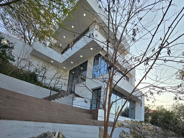 Modern villa for rent near Petrela Castle in Tirana.
With a construction area of 340m2 and a land a